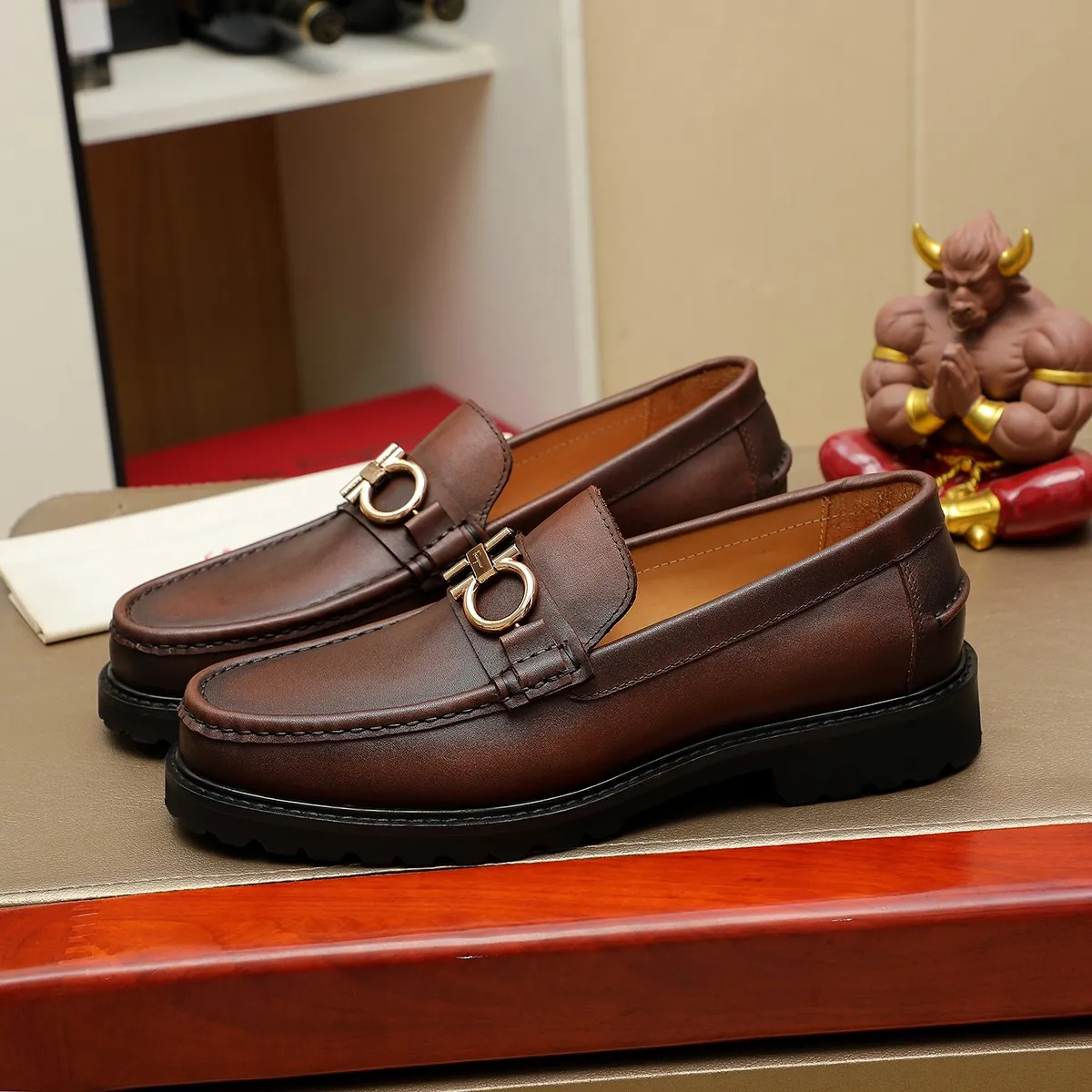 Men's shoes 💰440 Ferragamo [Ferragamo] top imported suit men's shoes 💯Original copy of the official website, product materials: selected imported embossed calfskin + luxury hardware buckle accessories ~ imported water-dyed cow 🐂 leather lining. Strong three-dimensional visual effect, original combination outsole, multiple colors available😘 Size: 39-44 (38.45.46. Customized)